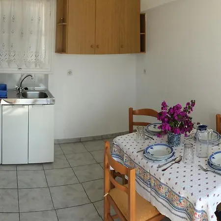 Charoula Naousa (Paros)