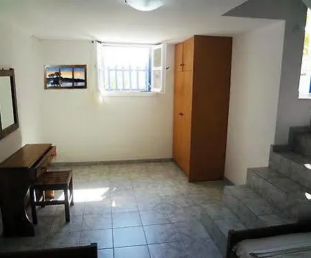 Charoula Apartment *
